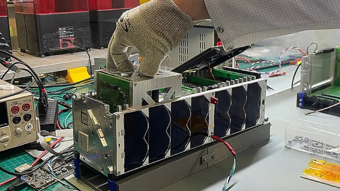 كنترل،وضعيت،تقويتي،يادگيري،ماهواره،شبيه،عميق،تنظيم،آموزش