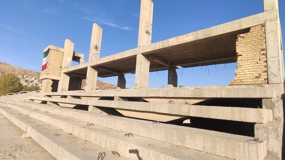 ۱۷ سال انتظار؛ سکوی نیمه‌تمام ورزشگاه استادیوم مریوان همچنان بلاتکلیف