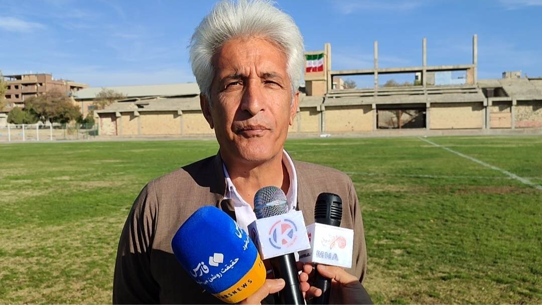 ۱۷ سال انتظار؛ سکوی نیمه‌تمام ورزشگاه استادیوم مریوان همچنان بلاتکلیف