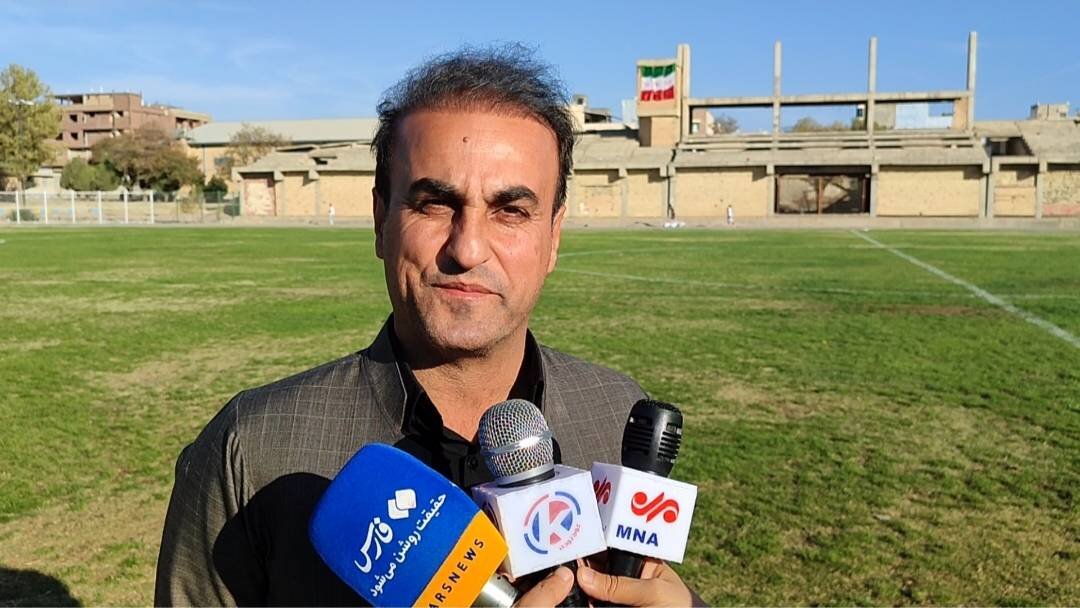 ۱۷ سال انتظار؛ سکوی نیمه‌تمام ورزشگاه استادیوم مریوان همچنان بلاتکلیف