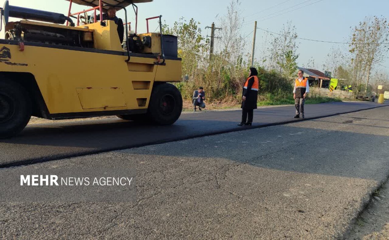 مرادی: روکش آسفالت محور رودبنه-انبارسر آستانه‌اشرفیه در حال اجرا است