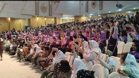 نمایش «دوره‌گردها» در سنندج؛ خلق لحظاتی شاد و آموزنده برای کودکان