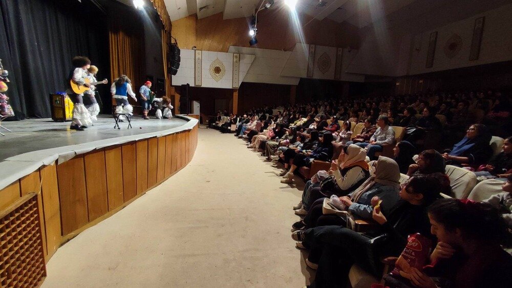 نمایش «دوره‌گردها» در سنندج؛ خلق لحظاتی شاد و آموزنده برای کودکان