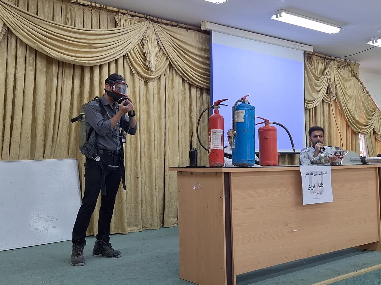 دوره آموزشی اطفای حریق و امداد و نجات در گناوه برگزار شد