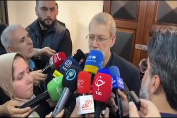 لاريجاني: ناقشنا سبل تطوير العلاقات الاقتصادية والتطورات الإقليمية مع وزير الخارجية الباكستاني