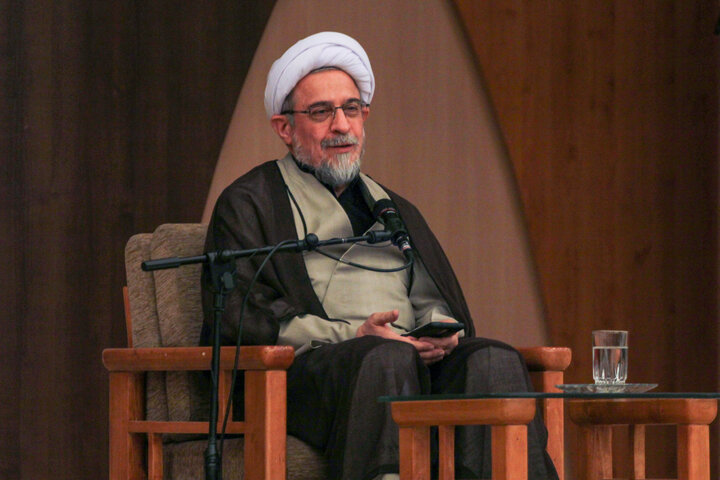 حضرت زهرا(س) محور نجات بشریت و الگوی دفاع از ولایت است