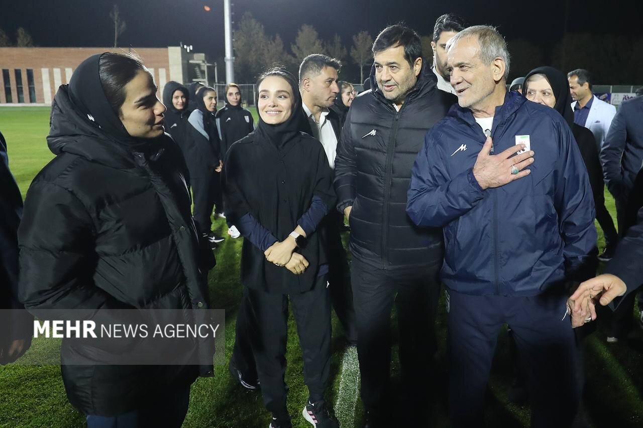 پا به توپ شدن رئیس جمهور در تیم تمرین ملی فوتبال ایران + تصاویر