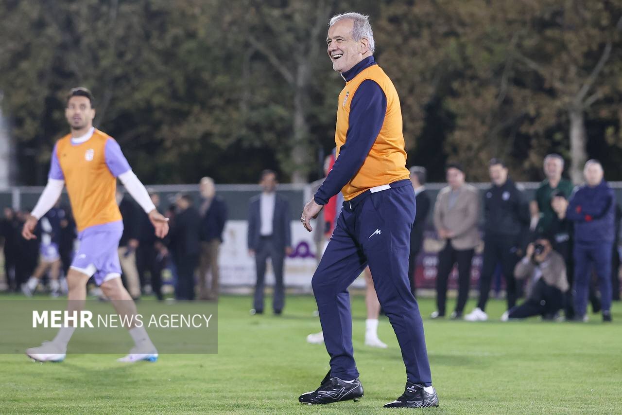 پا به توپ شدن رئیس جمهور در تیم تمرین ملی فوتبال ایران + تصاویر