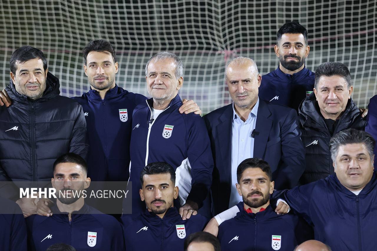 پا به توپ شدن رئیس جمهور در تیم تمرین ملی فوتبال ایران + تصاویر