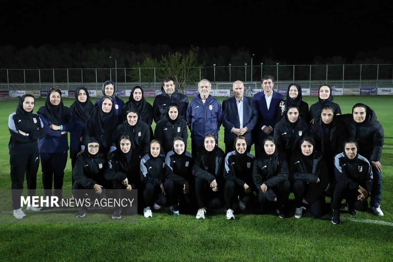 پا به توپ شدن رئیس جمهور در تیم تمرین ملی فوتبال ایران + تصاویر