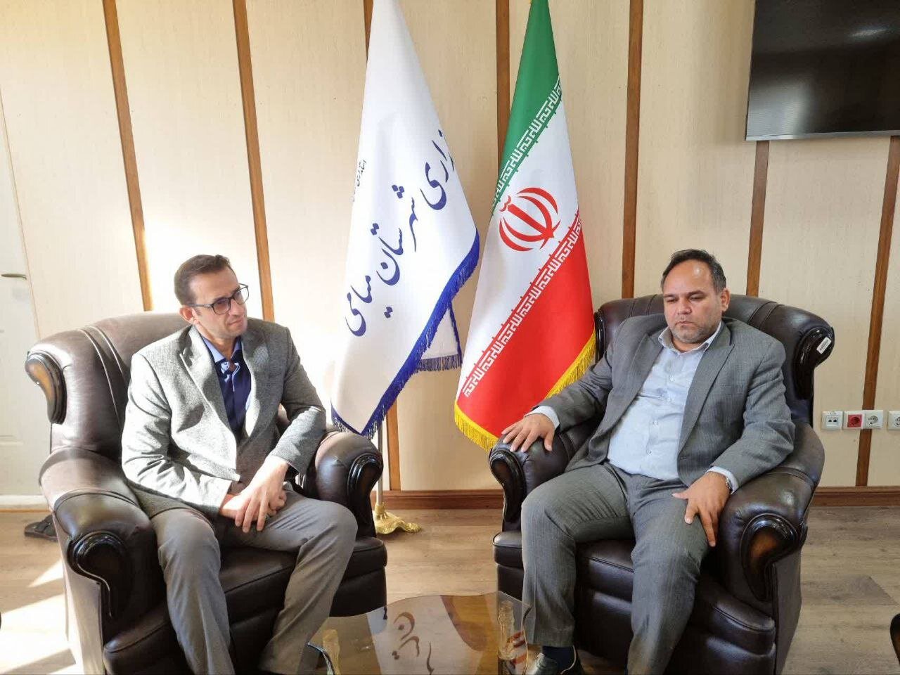 لزوم راه اندازی خودروی سیار کتابخانه میامی؛ عدالت فرهنگی رعایت شود لزوم راه اندازی خودروی سیار کتابخانه میامی؛ عدالت فرهنگی رعایت شود