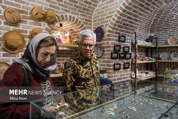 بازدید سفیر اندونزی در تهران از بازار تاریخی تبریز