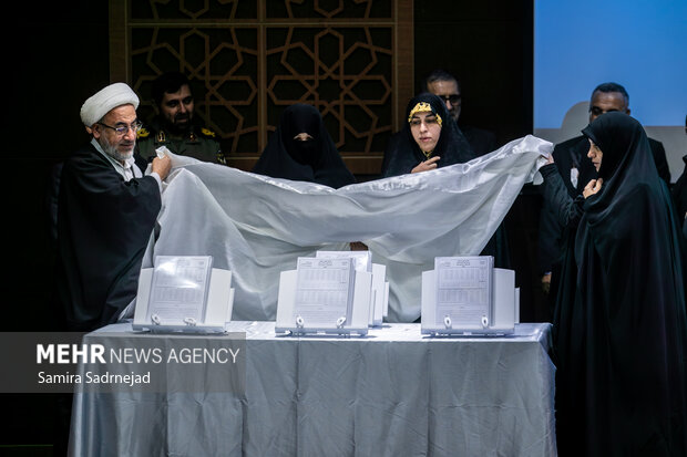 آیین رونمایی از دادنامه خانواده‌های شهدای امنیت علیه دولت تروریستی آمریکا