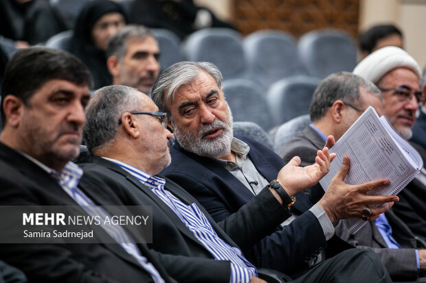 آیین رونمایی از دادنامه خانواده‌های شهدای امنیت علیه دولت تروریستی آمریکا