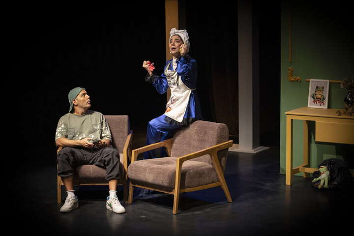 آینه‌ای از جنس تئاتر پیش چشم تماشاگر؛ سرانجام این مهمانی چه خواهد شد؟