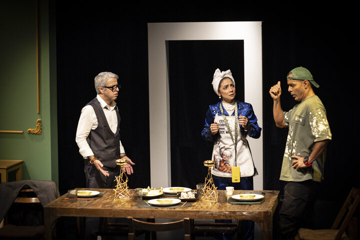 آینهای از جنس تئاتر پیش چشم تماشاگر؛ سرانجام این مهمانی چه خواهد شد؟