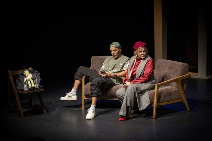 آینه‌ای از جنس تئاتر پیش چشم تماشاگر؛ سرانجام این مهمانی چه خواهد شد؟