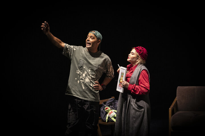 آینهای از جنس تئاتر پیش چشم تماشاگر؛ سرانجام این مهمانی چه خواهد شد؟ آینهای از جنس تئاتر پیش چشم تماشاگر؛ سرانجام این مهمانی چه خواهد شد؟