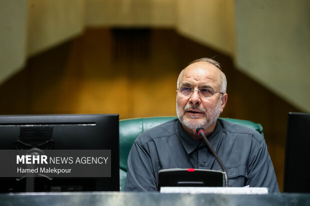 جلسه بررسی اجرای برنامه هفتم در صحن علنی مجلس با حضور رئیس جمهور