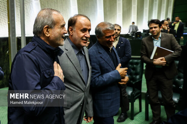 جلسه بررسی اجرای برنامه هفتم در صحن علنی مجلس با حضور رئیس جمهور