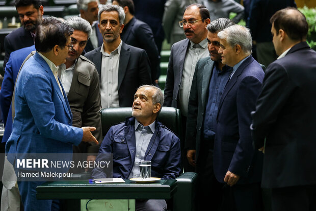 جلسه بررسی اجرای برنامه هفتم در صحن علنی مجلس با حضور رئیس جمهور