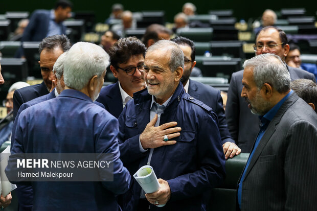 جلسه بررسی اجرای برنامه هفتم در صحن علنی مجلس با حضور رئیس جمهور