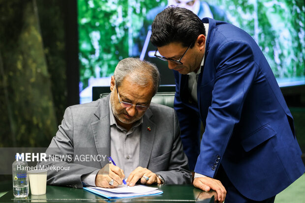 جلسه بررسی اجرای برنامه هفتم در صحن علنی مجلس با حضور رئیس جمهور