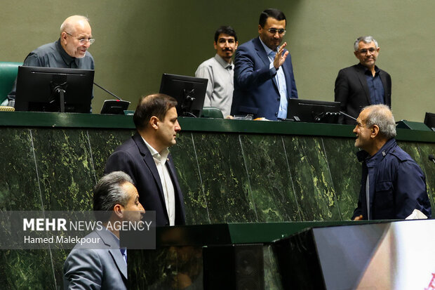 جلسه بررسی اجرای برنامه هفتم در صحن علنی مجلس با حضور رئیس جمهور
