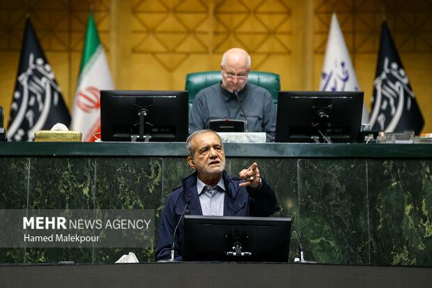 جلسه بررسی اجرای برنامه هفتم در صحن علنی مجلس با حضور رئیس جمهور