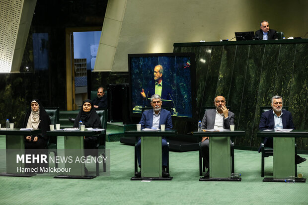 جلسه بررسی اجرای برنامه هفتم در صحن علنی مجلس با حضور رئیس جمهور