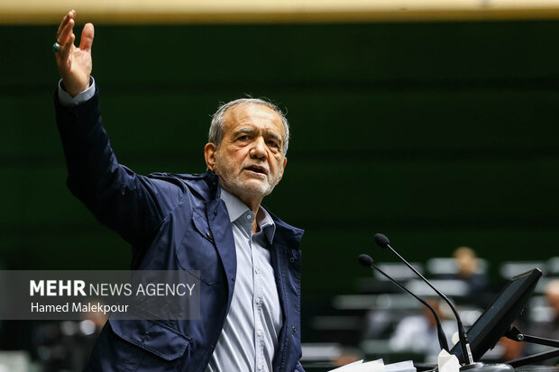 جلسه بررسی اجرای برنامه هفتم در صحن علنی مجلس با حضور رئیس جمهور