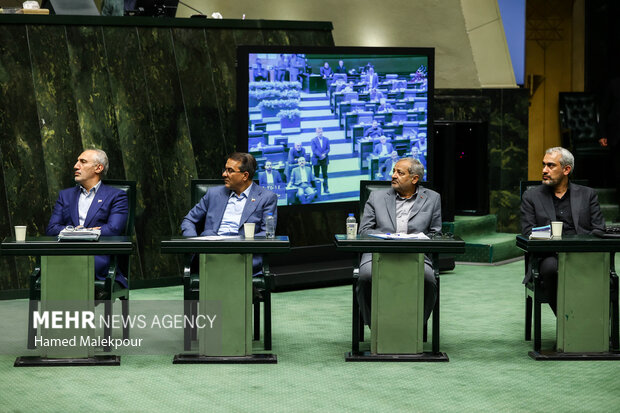 جلسه بررسی اجرای برنامه هفتم در صحن علنی مجلس با حضور رئیس جمهور