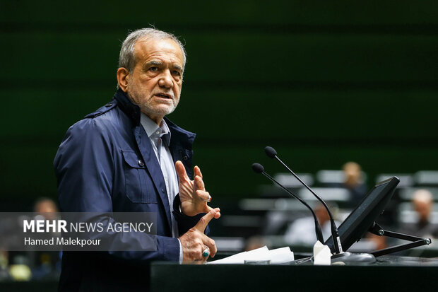 جلسه بررسی اجرای برنامه هفتم در صحن علنی مجلس با حضور رئیس جمهور