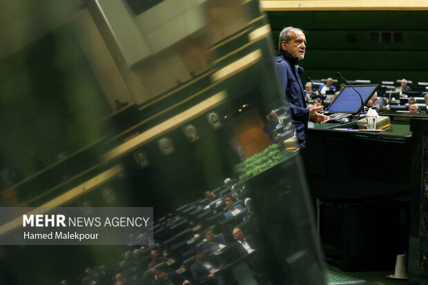 جلسه بررسی اجرای برنامه هفتم در صحن علنی مجلس با حضور رئیس جمهور