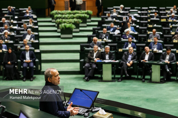 جلسه بررسی اجرای برنامه هفتم در صحن علنی مجلس با حضور رئیس جمهور