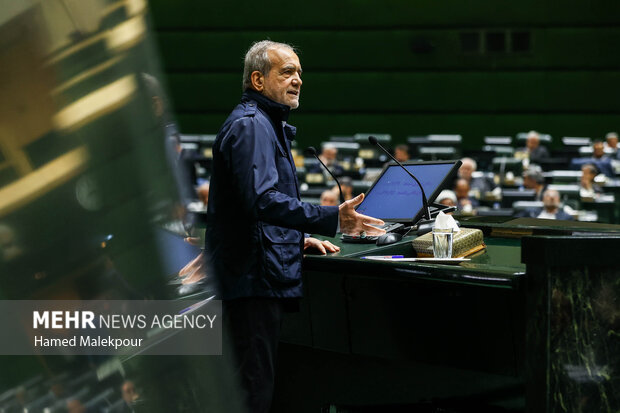 جلسه بررسی اجرای برنامه هفتم در صحن علنی مجلس با حضور رئیس جمهور