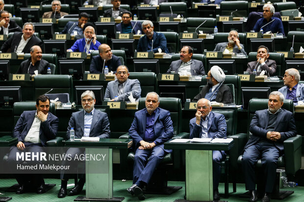 جلسه بررسی اجرای برنامه هفتم در صحن علنی مجلس با حضور رئیس جمهور