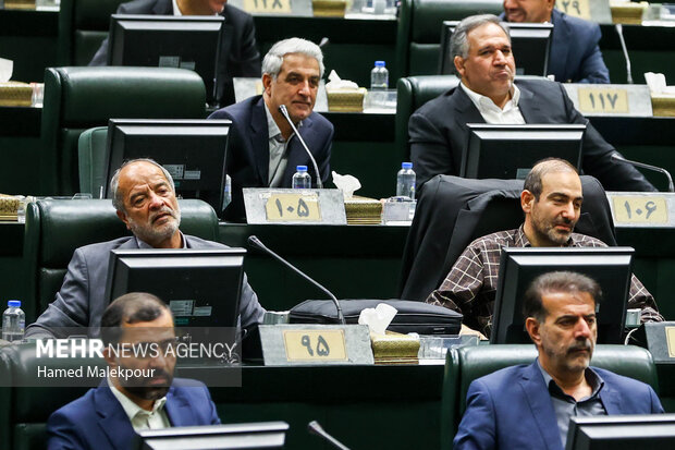 جلسه بررسی اجرای برنامه هفتم در صحن علنی مجلس با حضور رئیس جمهور