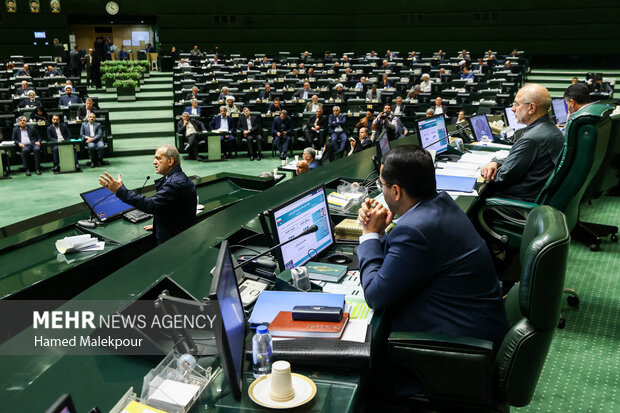 جلسه بررسی اجرای برنامه هفتم در صحن علنی مجلس با حضور رئیس جمهور