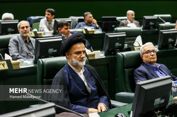 جلسه بررسی اجرای برنامه هفتم در صحن علنی مجلس با حضور رئیس جمهور