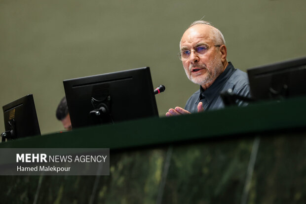 جلسه بررسی اجرای برنامه هفتم در صحن علنی مجلس با حضور رئیس جمهور