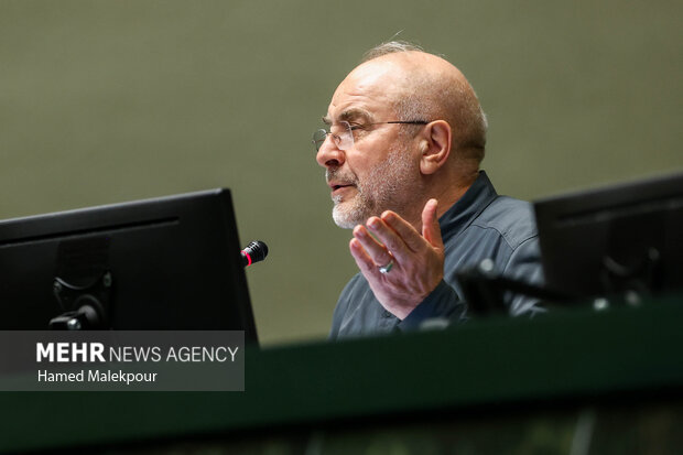 جلسه بررسی اجرای برنامه هفتم در صحن علنی مجلس با حضور رئیس جمهور