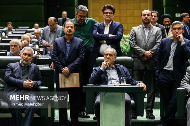 جلسه بررسی اجرای برنامه هفتم در صحن علنی مجلس با حضور رئیس جمهور