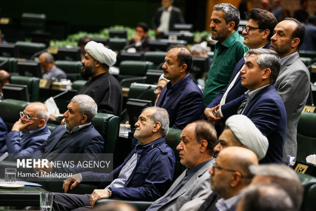 جلسه بررسی اجرای برنامه هفتم در صحن علنی مجلس با حضور رئیس جمهور