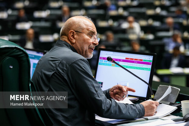 جلسه بررسی اجرای برنامه هفتم در صحن علنی مجلس با حضور رئیس جمهور