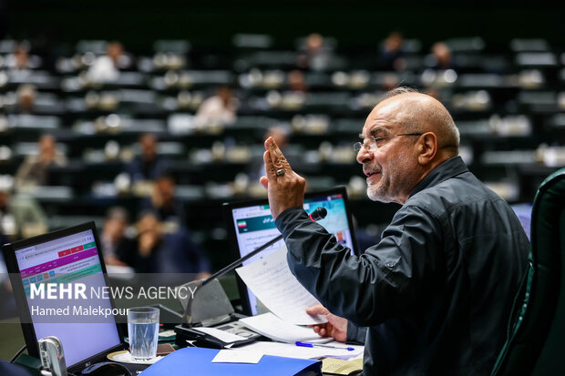 جلسه بررسی اجرای برنامه هفتم در صحن علنی مجلس با حضور رئیس جمهور