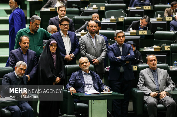 جلسه بررسی اجرای برنامه هفتم در صحن علنی مجلس با حضور رئیس جمهور