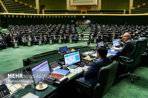 جلسه بررسی اجرای برنامه هفتم در صحن علنی مجلس با حضور رئیس جمهور