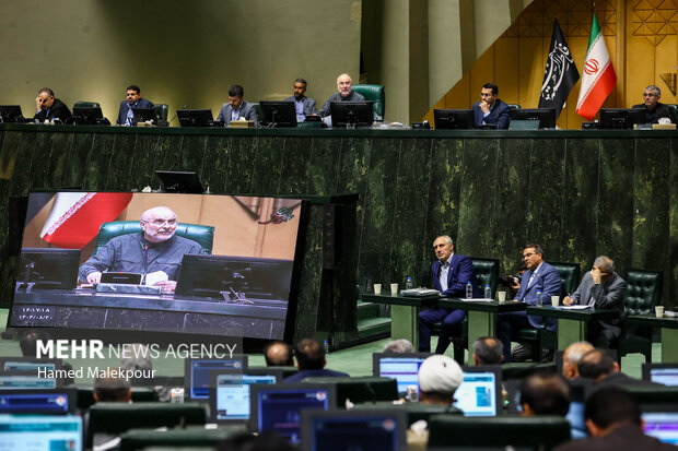 جلسه بررسی اجرای برنامه هفتم در صحن علنی مجلس با حضور رئیس جمهور