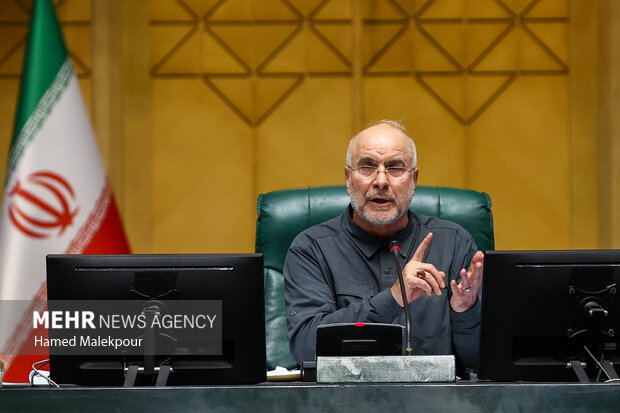 جلسه بررسی اجرای برنامه هفتم در صحن علنی مجلس با حضور رئیس جمهور